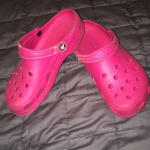 A good condition hot pink crocs size women’s 9.
